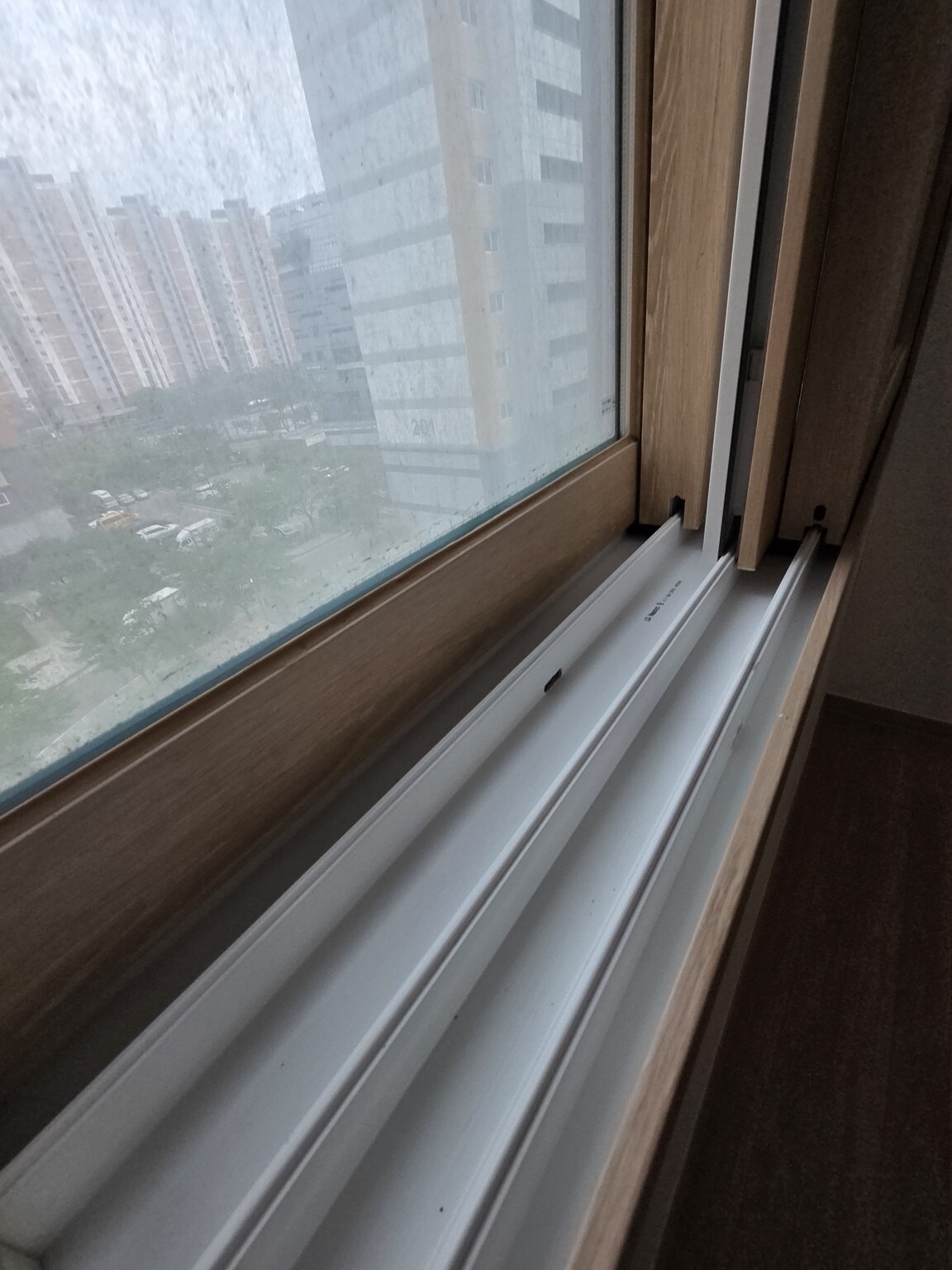 창틀 청소 후 깨끗해진 레일